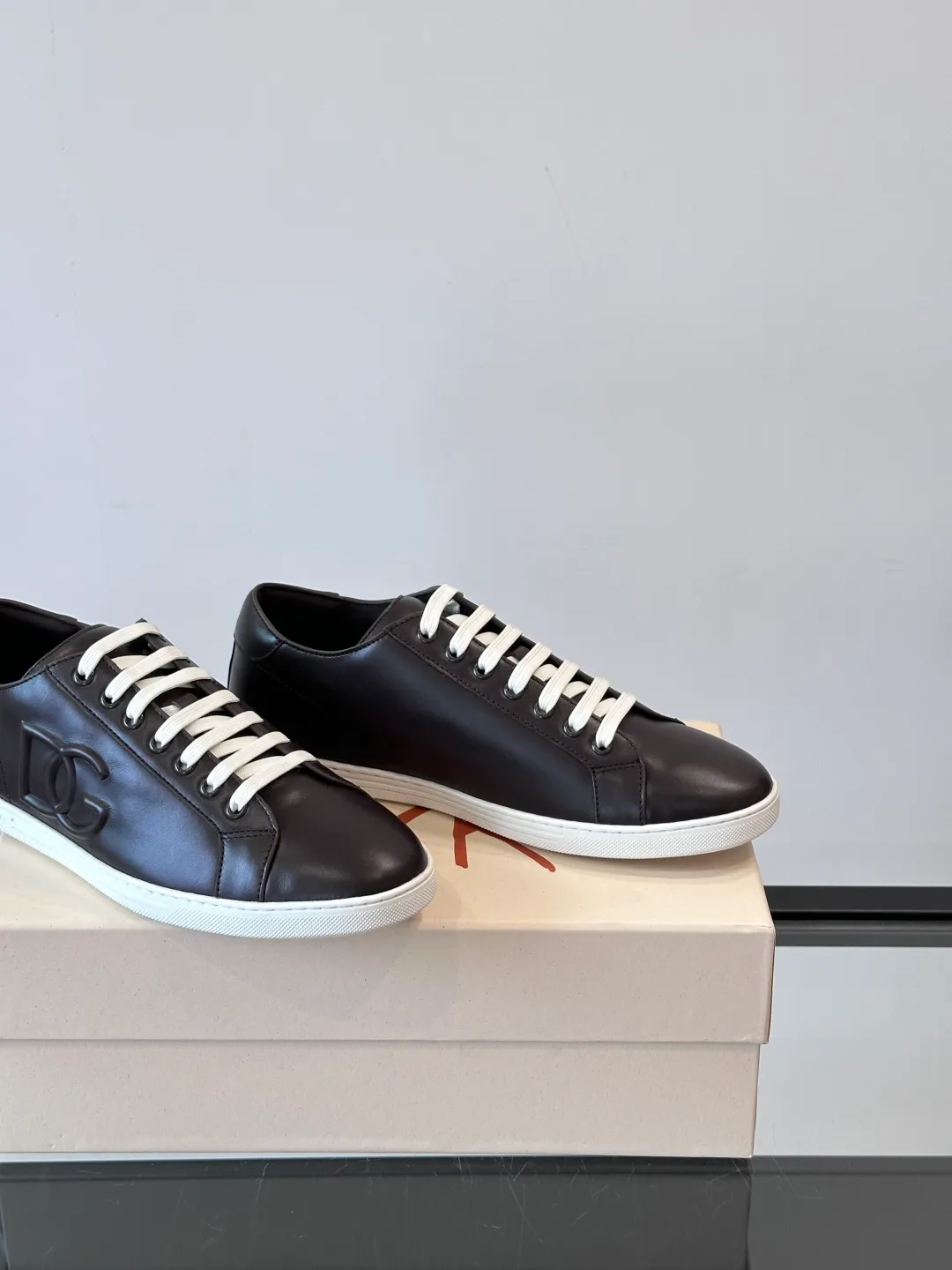 Men's shoes 💰p400 "DG" Dolce & Gabbana fashion casual shoes, high-end boutique men's casual sports shoes! Imported first layer cowhide. The contrasting color design attracts the eye, and the brand logo decoration on the tongue is exquisite and luxurious, super A level! Compared with the genuine product at the counter, the version is no worse at all! size: 38-44 (45 customized)